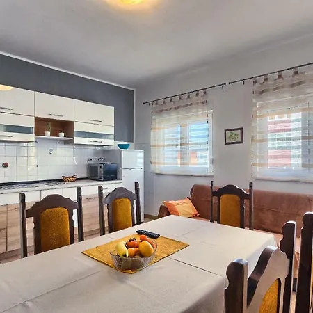 Milenka Трогір